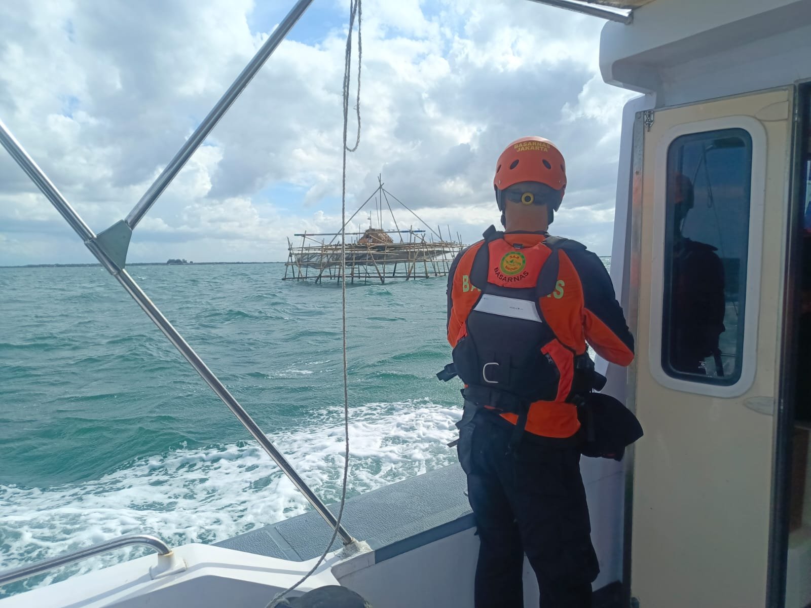 Seorang nelayan di Pulau Cangkir, Tangerang, hilang terseret arus saat berusaha menyelamatkan perahunya akibat cuaca buruk.