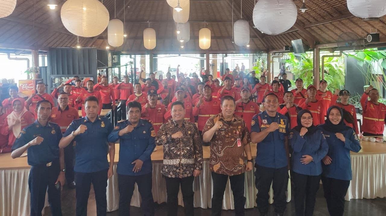 Damkar Tangsel latih Redkar di Serpong untuk perkuat kesiapsiagaan kebakaran dan bekali relawan dengan keterampilan dasar.