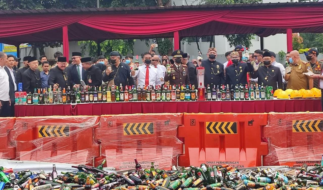 Pemkot Tangsel memusnahkan 13.970 botol miras ilegal hasil operasi Satpol PP sepanjang 2025 sebagai penegakan Perda larangan alkohol.