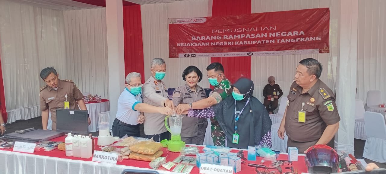 Kejari Kabupaten Tangerang memusnahkan sabu, ganja, obat terlarang, dan senjata api dari 89 kasus pidana inkracht.
