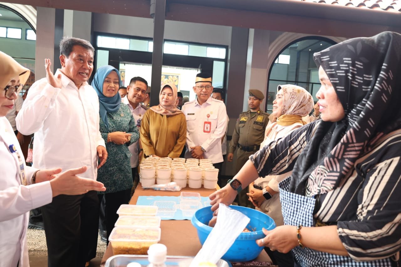 Pemkab Tangerang salurkan bantuan gizi bagi keluarga berisiko stunting melalui program DASHAT untuk mempercepat penurunan kasus stunting.