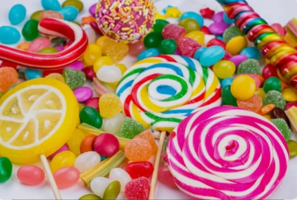 Waspadai bahaya pewarna sintetis pada permen anak. Ketahui efeknya bagi kesehatan dan cara memilih camilan yang aman.