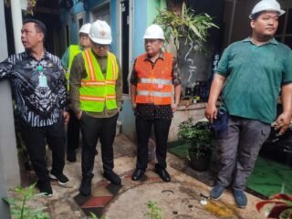 Pilar Saga tinjau progres pembangunan jalan, drainase, dan sumur resapan di Pamulang, Tangsel, meski hujan deras mengguyur.