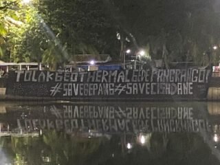 Aktivis Bentangkan Spanduk Tolak Proyek Geothermal Gunung Gede Pangrango di Jembatan Kaca Cisadane