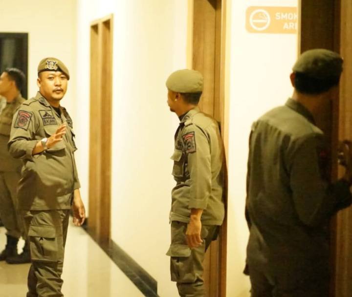 Satpol PP Tangerang gelar razia di hotel dan penginapan, amankan tujuh pasangan non-sah dan tegakkan Perda pelarangan prostitusi.