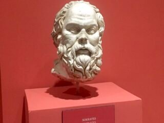 Warisan Socrates mengajarkan keberanian meragukan dan berpikir kritis di tengah era penuh klaim dan kepastian palsu yang menyesatkan.