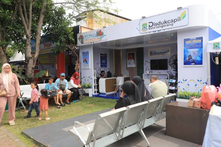 Layanan Dukcapil Nyaba hadir di CDF 2025, memudahkan warga Tangerang mengurus dokumen kependudukan secara cepat, mudah, dan gratis.