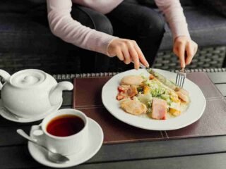 Bahaya Minum Teh Setelah Makan: Mengapa Bisa Menghambat Penyerapan Zat Besi?
