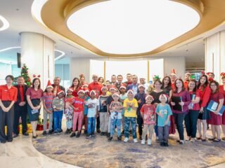 Atria Hotel Gading Serpong gelar Christmas Tree Lighting 2025 & kegiatan sosial untuk anak panti, penuh keceriaan & kasih.