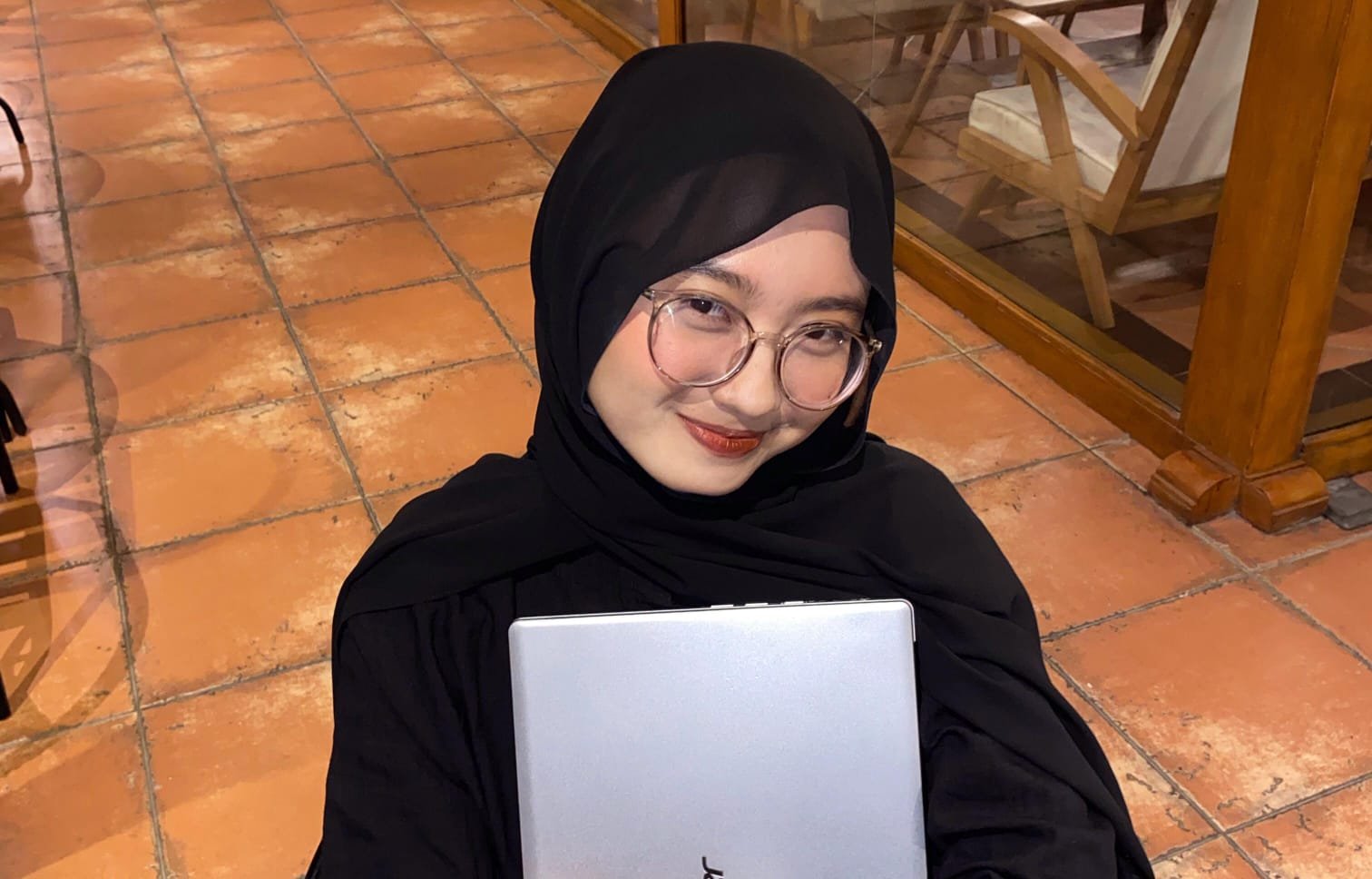 Teknologi digital mengubah komunikasi orang tua dan anak, menghadirkan kemudahan sekaligus tantangan dalam hubungan keluarga.