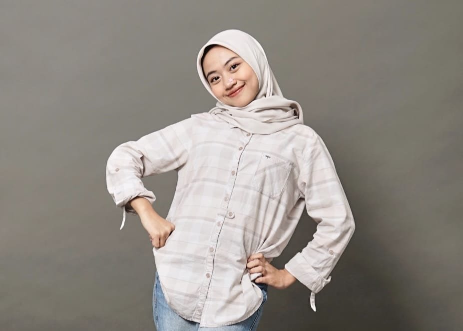 Ketergantungan mahasiswa pada AI seperti ChatGPT memicu kemudahan belajar sekaligus risiko kemalasan akademik dan lemahnya berpikir kritis.