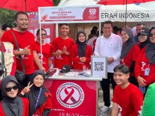 KPA Kabupaten Tangerang meriahkan Funwalk HAS 2025 di Lapangan Pemda Tigaraksa untuk kampanyekan pencegahan HIV dan layanan HIV berkelanjutan.