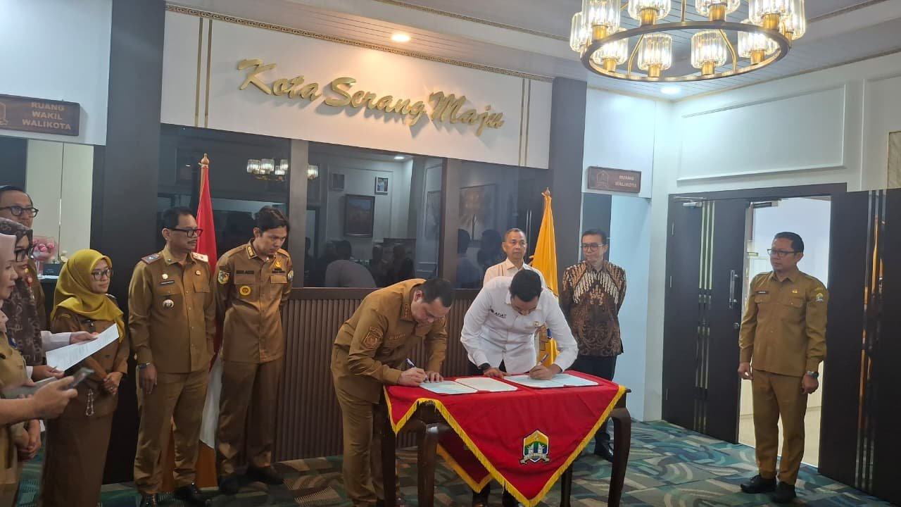 Wali Kota Serang Budi Rustandi bersama Ketua APJATI menandatangani MoU kerjasama penempatan tenaga kerja ke luar negeri dari Kota Serang, di Puspemkot Serang, Senin (8/12/2025)