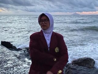 Gunakan media sosial dengan bijak: pahami etika, hindari hoaks, dan lindungi privasi untuk dampak positif di era digital.