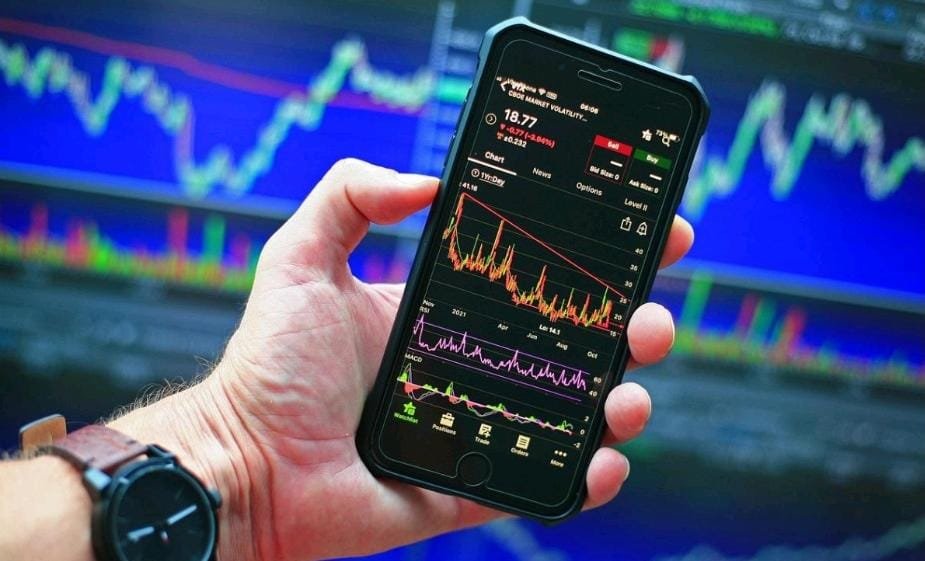 Media sosial dorong Gen-Z tertarik IPO, menyebarkan info cepat dan bentuk tren investasi baru di pasar saham Indonesia.