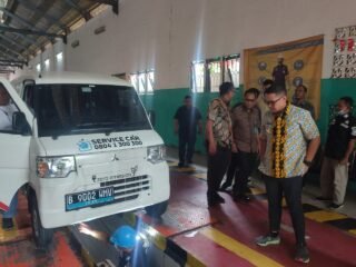 Pemkot Tangsel mulai melayani uji KIR kendaraan listrik dengan alat berstandar internasional demi keselamatan dan kelayakan.