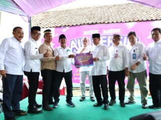 Pemkab Tangerang pasang sambungan air bersih PDAM gratis untuk 250 KK di Desa Tanjakan Mekar melalui program Air Bersih untuk Rakyat.