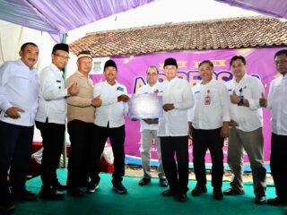 PERUMDAM TKR menyalurkan 250 sambungan air bersih gratis dan sembako bagi warga terdampak TPA Jatiwaringin, Kabupaten Tangerang.