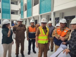 Wakil Wali Kota Pilar Saga Ichsan meninjau pembangunan SMPN 18 dan SMPN 20 Tangsel yang ditargetkan mulai digunakan awal 2026.