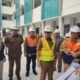 Wakil Wali Kota Pilar Saga Ichsan meninjau pembangunan SMPN 18 dan SMPN 20 Tangsel yang ditargetkan mulai digunakan awal 2026.