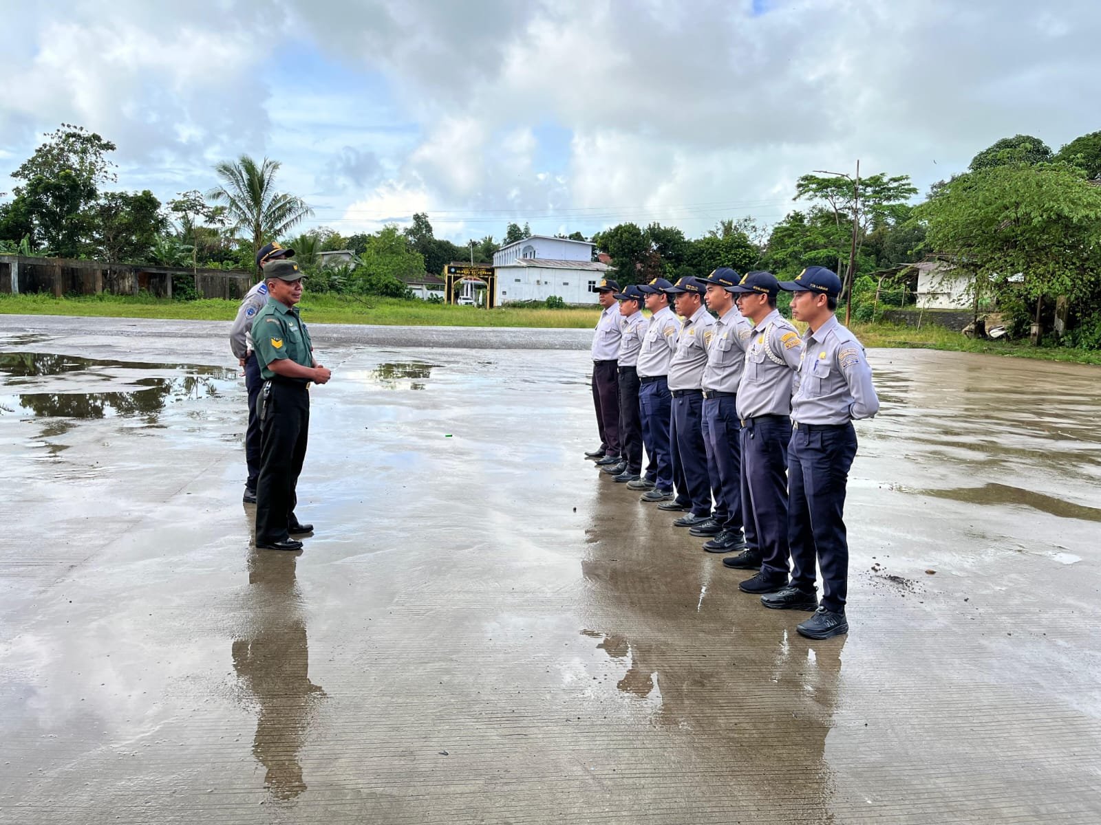 Sinergi TNI dan BPTD Kelas II Banten diperkuat lewat apel pagi di Terminal Tipe A Labuan, Pandeglang, demi layanan transportasi aman.
