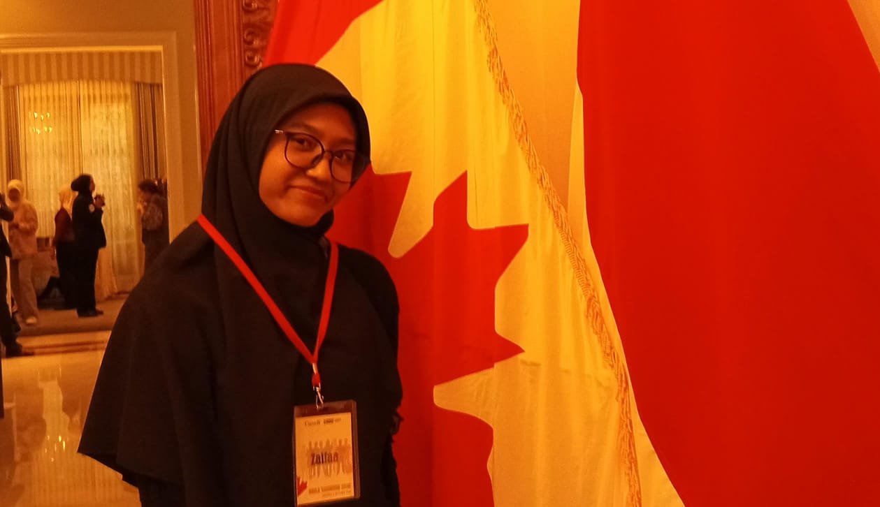 Bahas bagaimana bahasa iklan digital membentuk standar kecantikan dan tekanan feminitas yang memengaruhi identitas perempuan muda urban.