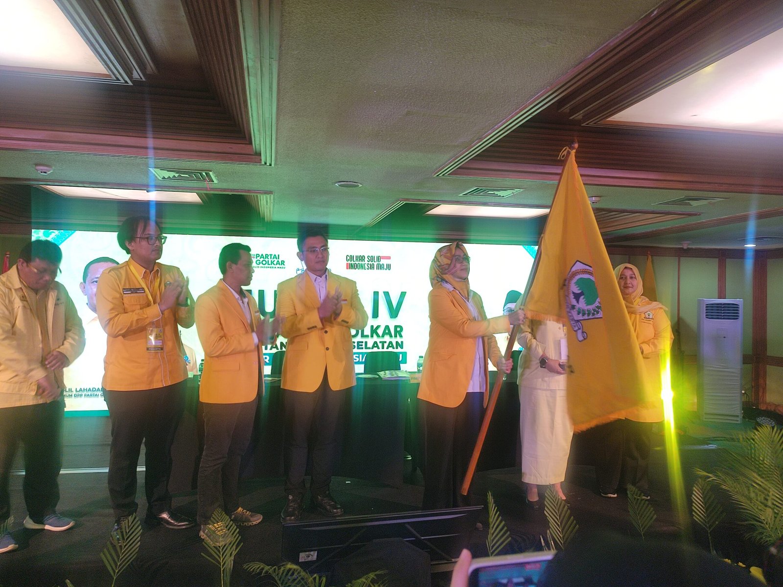 Airin Rachmi Diany kembali memimpin Golkar Tangsel secara aklamasi pada Musda ke-4 2025, menegaskan komitmen hadir untuk masyarakat.