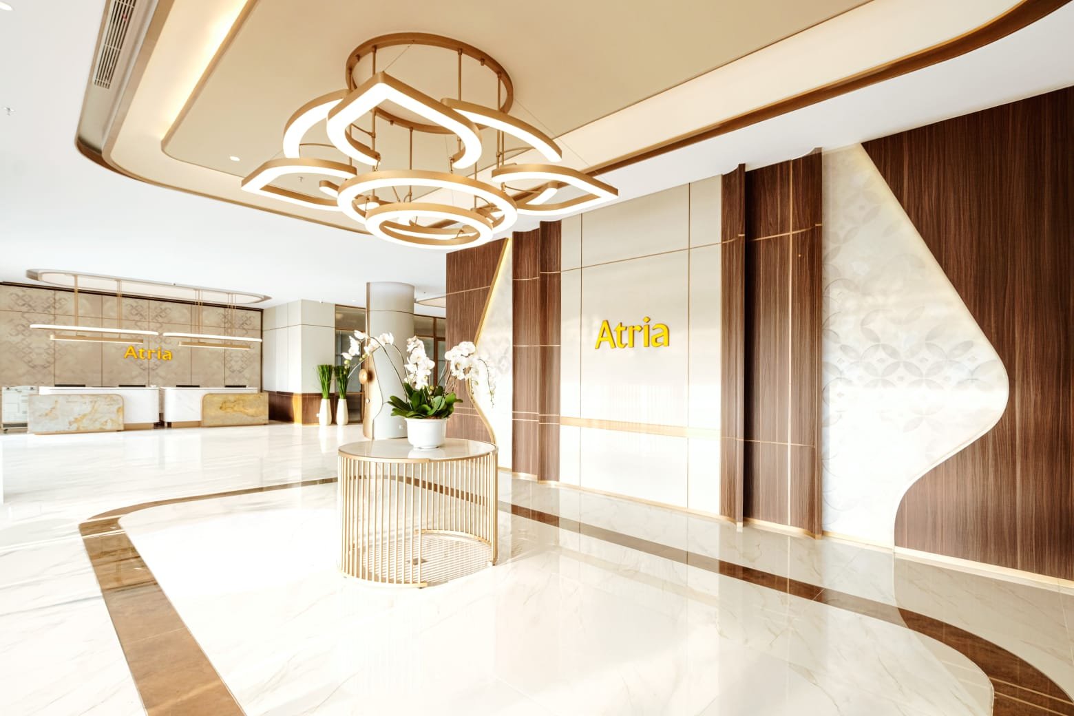 Atria Hotel Malang tampil dengan NEW LOOK berkonsep Consciously Javanese, menghadirkan kemewahan modern dan nuansa budaya lokal.