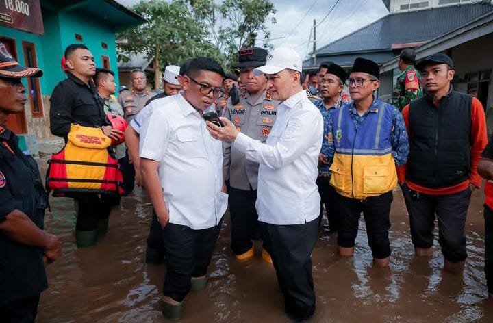 Gubernur Banten tinjau banjir Serang, fokus bantu warga dan normalisasi Sungai Cikalumpa untuk cegah luapan air.