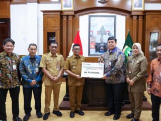 Bank Banten menyalurkan Rp112,4 juta kepada Pemprov Banten untuk membantu korban banjir Sumatera melalui program penggalangan dana.