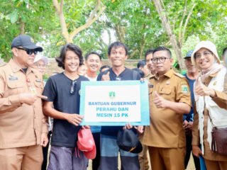 Gubernur Banten Andra Soni menyerahkan bantuan kapal kepada nelayan Carita Pandeglang untuk meningkatkan kesejahteraan pesisir.