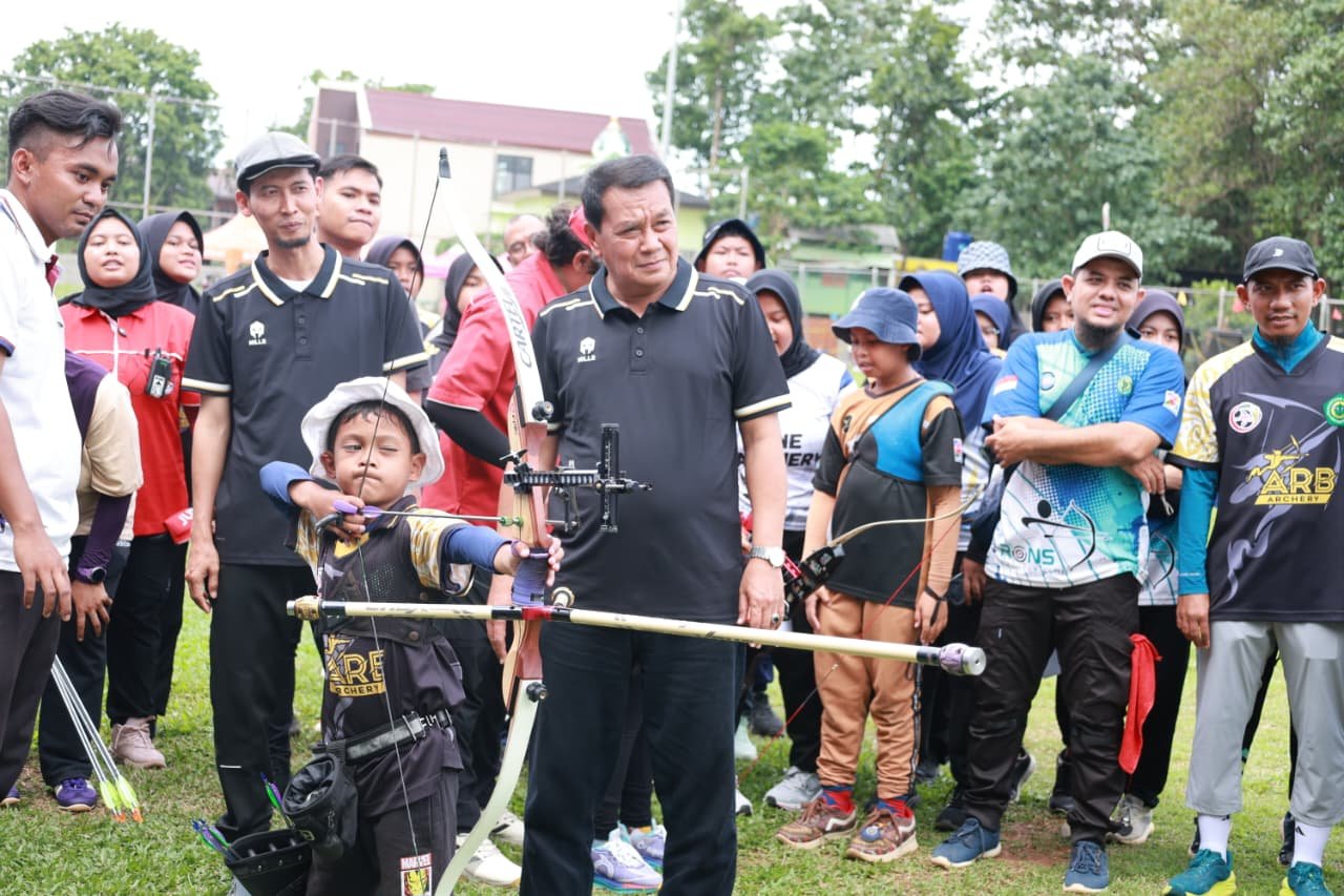 Bupati Tangerang membuka Kejuaraan Panahan Bupati Cup 2025 yang diikuti 300 atlet sebagai ajang pembinaan dan penjaringan bibit berprestasi.
