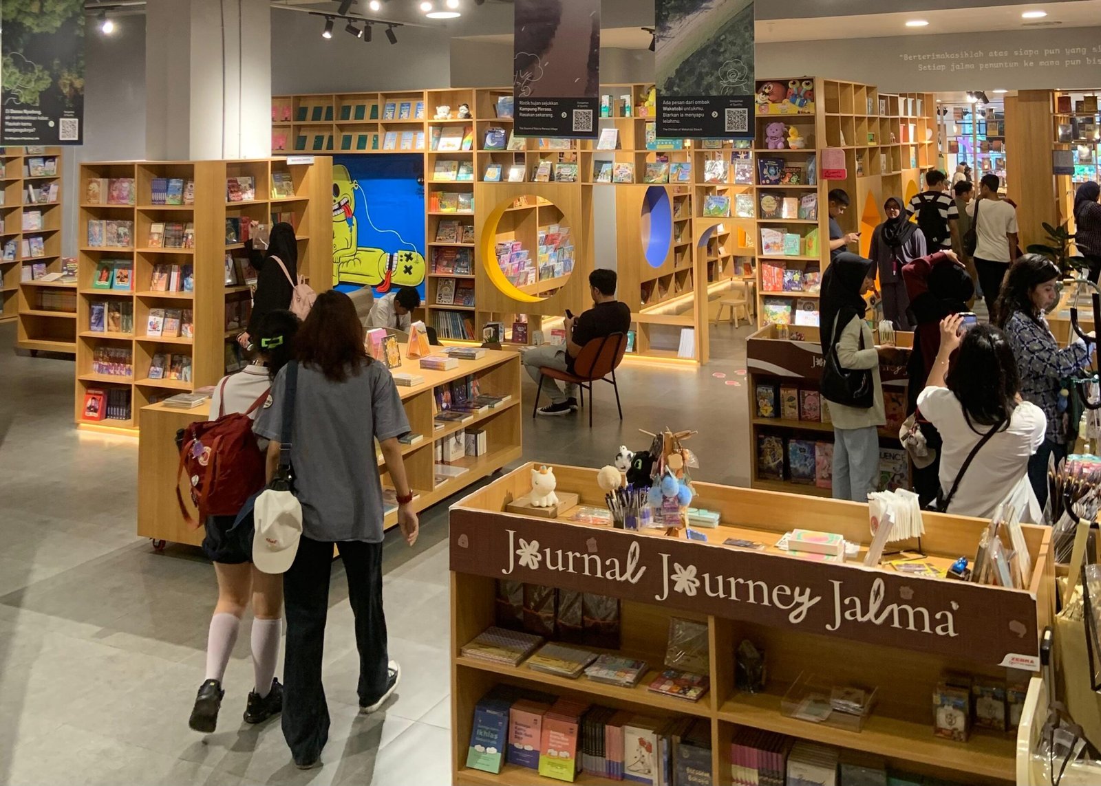 Krisis ruang publik di Jakarta menegaskan peran toko buku fisik, seperti Gramedia Jalma, sebagai penjaga literasi dan interaksi sosial.