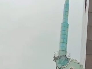 Menara Masjid Raya Al-A’zhom bergoyang diterpa angin, tapi tetap aman berkat desain lentur dan struktur baja modern.
