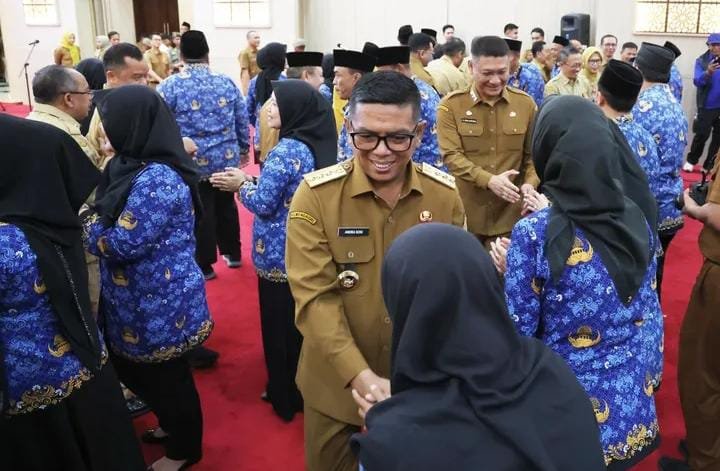 Pemprov Banten menyerahkan SK kepada 4.631 PPPK Paruh Waktu sebagai upaya memperkuat SDM dan pelayanan publik daerah.
