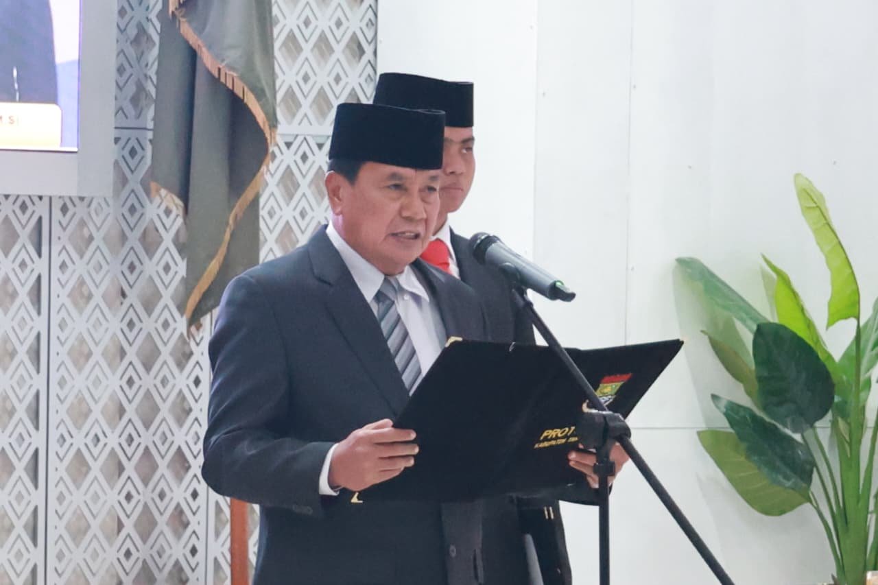 Bupati Tangerang melantik Direktur Operasional Perumda Pasar NKR dan menekankan sinergi direksi serta digitalisasi pasar.