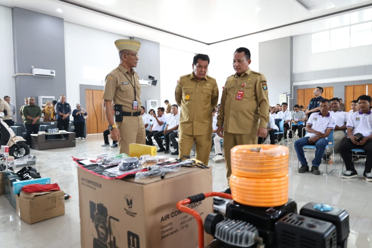 Pemkab Tangerang membuka pelatihan teknisi AC dan menyalurkan bantuan usaha bagi wirausaha baru melalui kolaborasi Disnaker dan PIK 2.