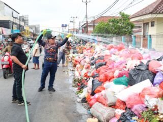 Pemkot Tangsel bergerak cepat menangani tumpukan sampah di Ciputat dan Serpong demi menekan bau dan menjaga kenyamanan warga.