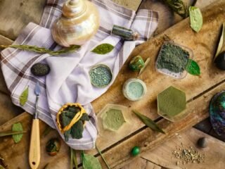 Pelajari jenis pigmen alami pada buah dan sayur, faktor pembentuk warnanya, serta manfaat kesehatannya bagi tubuh.