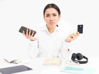 Fenomena paylater menawarkan kemudahan, namun menyimpan risiko utang digital, konsumsi impulsif, dan ancaman stabilitas finansial.