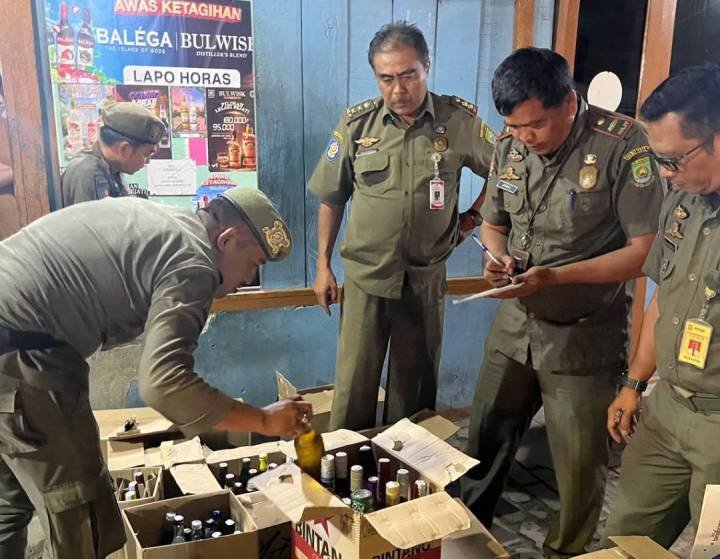 Satpol PP Kota Tangerang menyita 617 botol miras dari warung jamu dan lapo demi menjaga kondusivitas jelang Nataru.