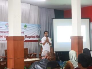 Telkom University memberdayakan masyarakat Kolong Jembatan Layang Cileunyi lewat literasi, sosial, dan aksi bersih-bersih.