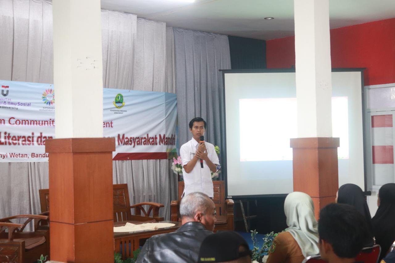 Telkom University memberdayakan masyarakat Kolong Jembatan Layang Cileunyi lewat literasi, sosial, dan aksi bersih-bersih.