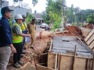 Tangani Ancaman Banjir, Pilar Saga Ichsan Tinjau Pembangunan Turap Serpong Green Park