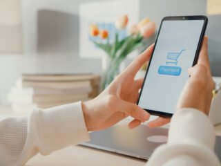 Fenomena social commerce TikTok mendorong belanja impulsif generasi muda, memicu konsumsi berlebihan dan FOMO digital.