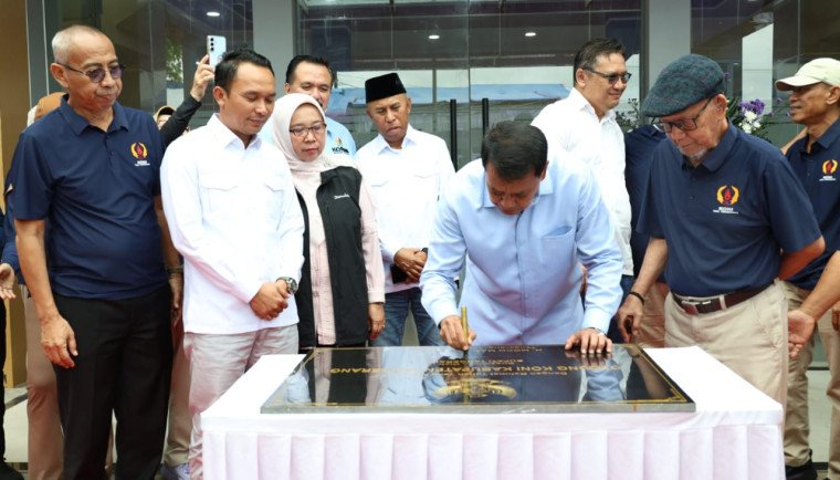Bupati Tangerang Maesyal Rasyid meresmikan Gedung Sekretariat dan GOR KONI sebagai dukungan pembinaan atlet daerah.