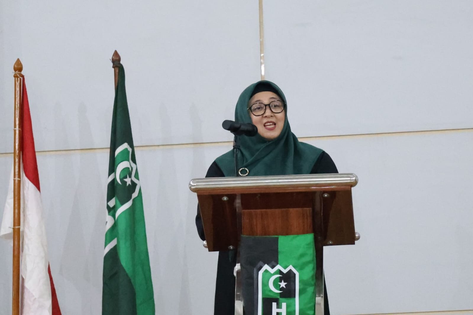 Wabup Tangerang Intan Nurul Hikmah menghadiri penutupan Training Raya HMI 2026 dan menegaskan peran mahasiswa dalam pembangunan daerah.