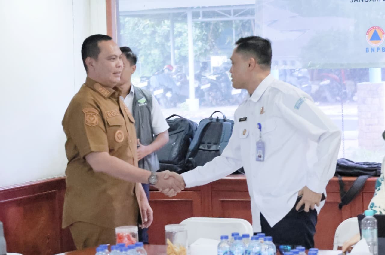 Wali Kota Serang Budi Rustandi menyambangi Posko Operation Control Management (OCM) di Lanud Halim Perdanakusuma, Jakarta, Selasa (13/1/2026), membahas penanggulangan banjir Kota Serang melalui mitigasi bencana lewat jalur udara. (Foto:protokol Setda Kota Serang)
