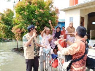 Nur Agis Hibur Sekaligus Distribusikan Makanan Korban Banjir Kasemen: Ada Permintaan Sambal Mewarnai Obrolan Bersama Warga