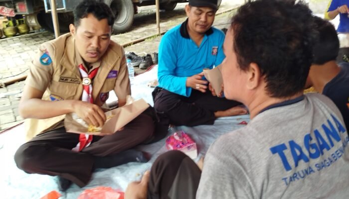 Wakil Wali Kota Serang mencicipi menu makana korban sebelum didistribusikan